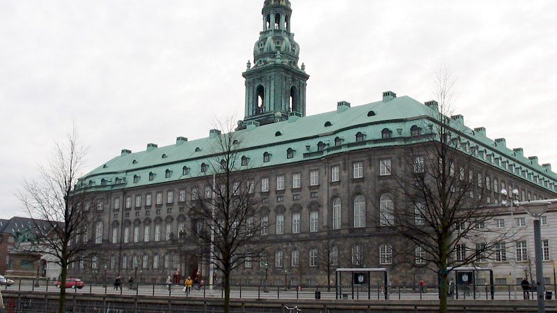 Udenomssnak: Sådan gør politikerne – et nyt RÆSON-tema