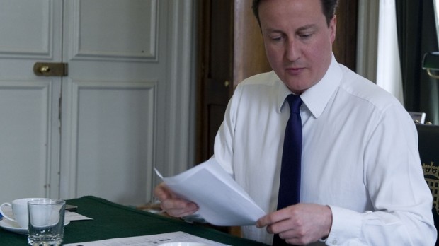 Cameron: Midt i et minefelt, men sikker i stolen