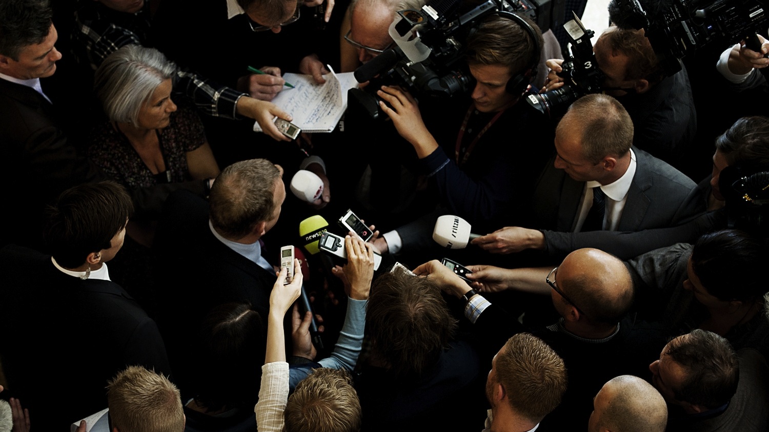 Antagelser under angreb: Politisk journalistik