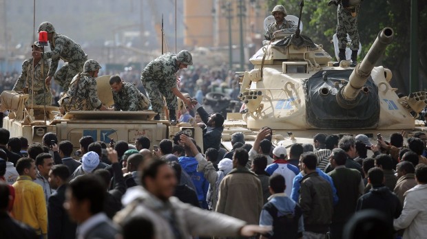 Egypten: Mursi og militæret vil hellere have magt end folkestyre