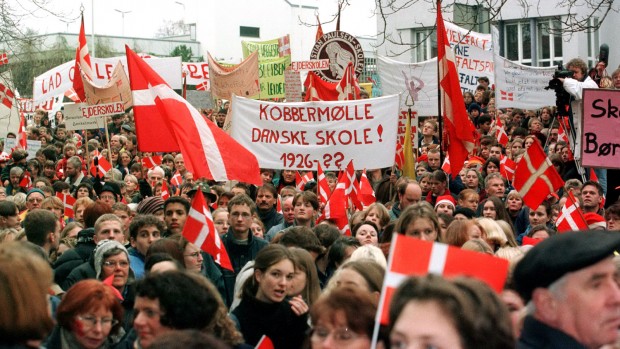 ”Danskhed og det danske sprog står stærkere end nogensinde syd for grænsen. Skyldes det, at danskhed er noget andet end nord for grænsen?” Analyse af Ole Aabenhus