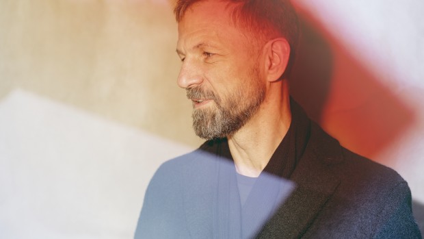 Anders Krab-Johansen om Danmark efter finanskrisen: “Folk vogter ligesom på hinanden. Det ser jeg som en konsekvens af, at de, der var lidt for smarte, fik nogle ordentlige tæsk”