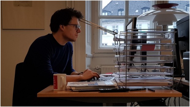 En dag med Anders Stjernholm: ”Komikere og politikere observerer begge, om noget er galt, men komikeren går igang med at svælge i det absurde, mens politikeren tænker i løsninger”