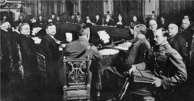 Mikkel Vedby Rasmussen i RÆSON34: 100 år senere skrives vores historie stadig i Østeuropa