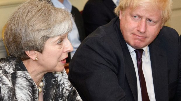 Jens-Peter Bonde: Theresa May tog hele tiden fejl. Nu tilfalder posten sandsynligvis Johnson, der må starte med – ’midlertidigt’ – at acceptere den aftale, hun ikke kunne få igennem