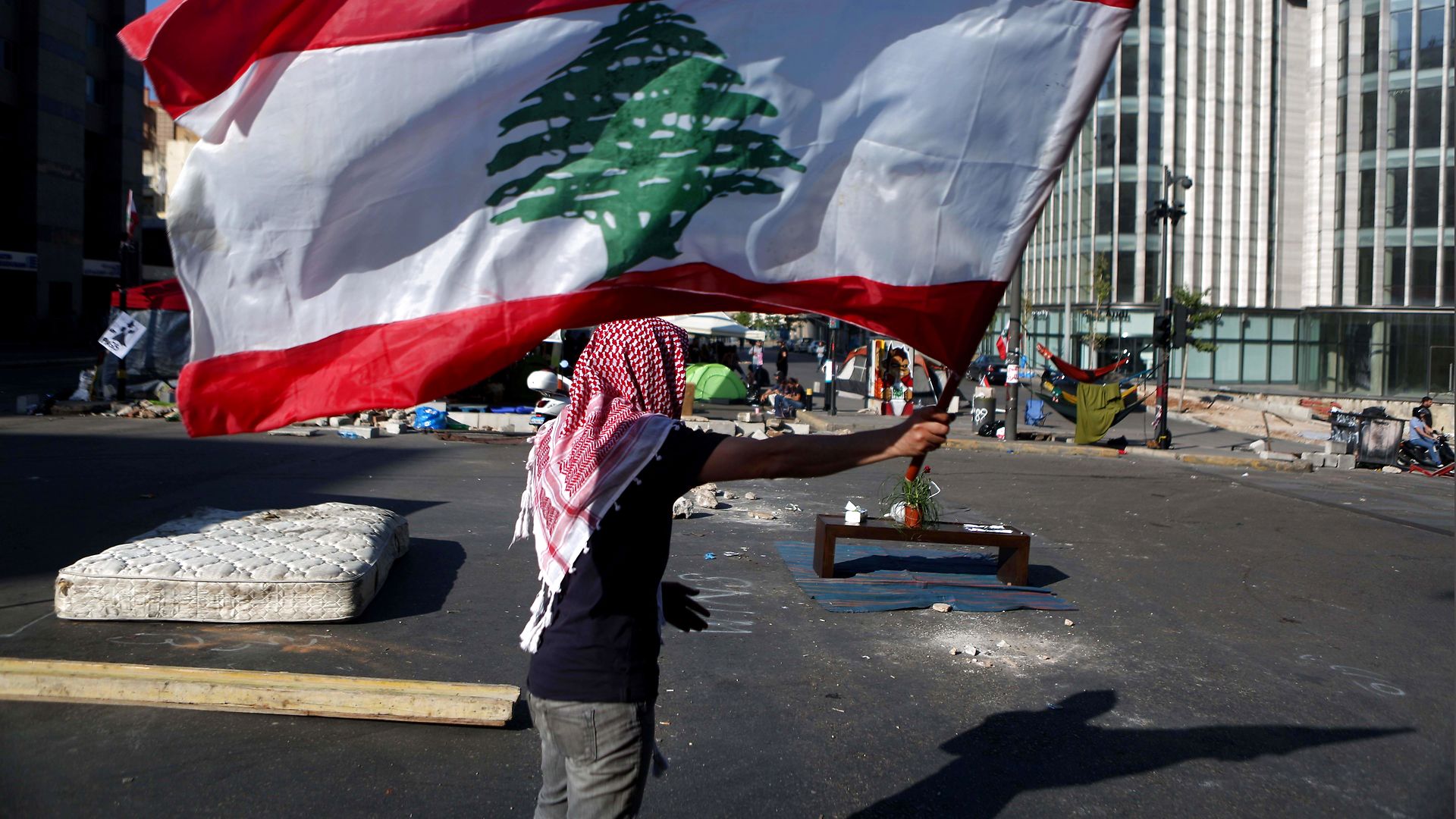 Lara Bitar om Libanon: Regeringens afgang er ikke nok. Befolkningen vil ikke længere holdes som gidsel, så demonstrationerne fortsætter