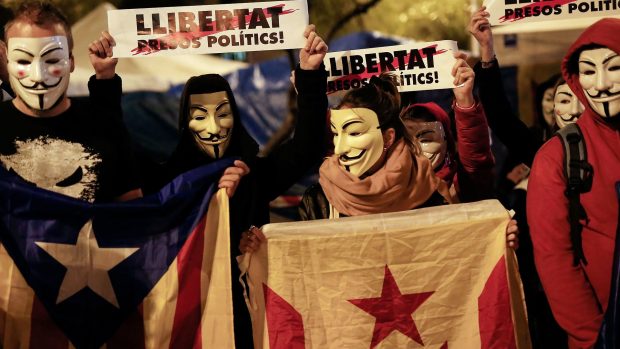 Johanne Halken om det spanske valg i morgen: Catalonien kan splitte Spanien ad. Krisen er langt fra ovre