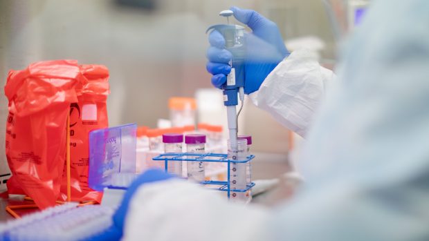 Uffe Gardel følger udviklingen #9: Skal vi takke vores sundhedsvæsen for ikke at fylde os med antibiotika? Det redder måske coronasmittede fra at dø