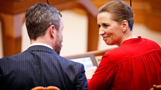 Noa Redington i RÆSONEKSTRA2 – del 2: Coronakrisen viser, at de meget opkørte politiske konflikter, vi så ofte taler om, langt hen ad vejen er pseudokonflikter