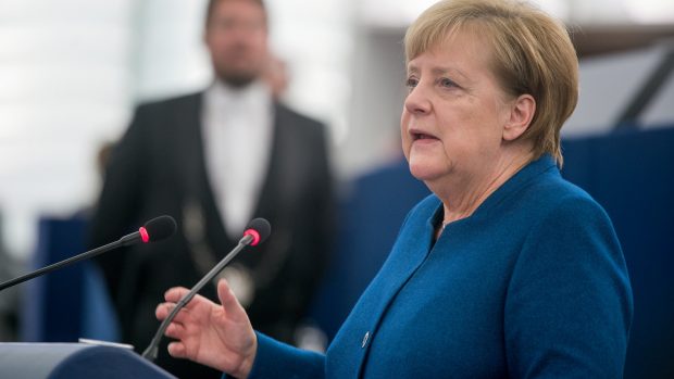 Andreas Steno Larsen om den tyske forfatningsretsdom: Nu sættes der spørgsmål ved euroen som konstruktion. Men Merkel vil gå langt for at redde den