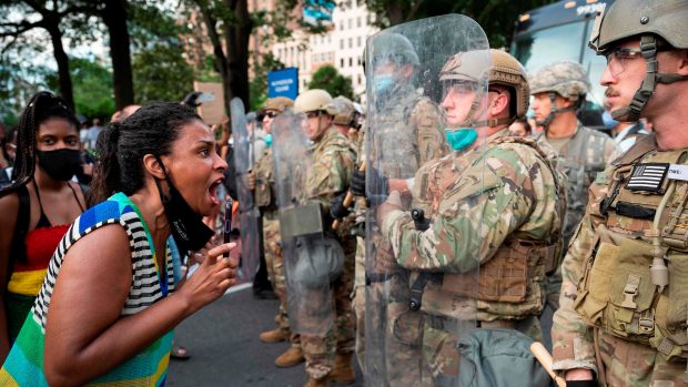 Forsvarsforskere: Trump er ved at omkalfatre det amerikanske militærs historisk upolitiske rolle i USA