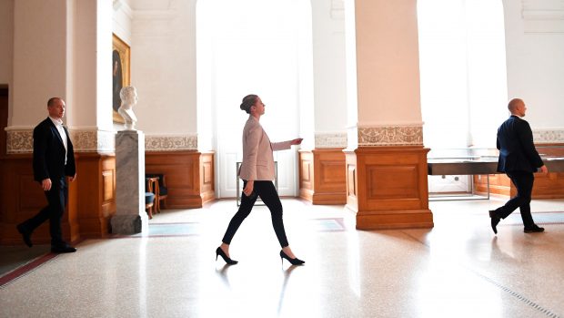 Jørgen Grønnegård Christensen i ny interviewserie om magten på Slotsholmen: Folketinget har mistet magt til fordel for ministerierne – og særligt under coronakrisen
