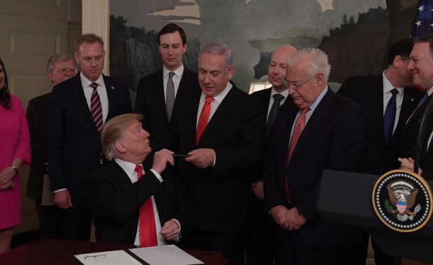 Hans Henrik Fafner om Israel, Emiraterne og USA: Pludselig fredsaftale ligner en redningsplanke for nødstedte politikere