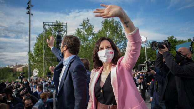 Carsten Humlebæk: I dag går befolkningen i Madrid til valg. Og resultatet kan blive strømpil for den politiske udvikling i hele Spanien