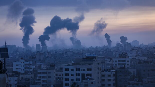 Hans Henrik Fafner: Netanyahu klynger sig til magten i Israel, og det samme gør Abbas i Palæstina – den store konfliktoptrapning omkring Gaza og Jerusalem kan den næste tid vise, om det lykkes dem at holde fast