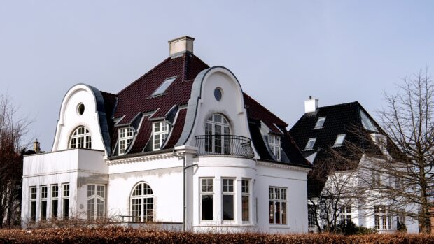 Boligøkonom Mikkel Høegh: Kære politikere. Hvad med at indføre et boligskattesystem, som faktisk fungerer?