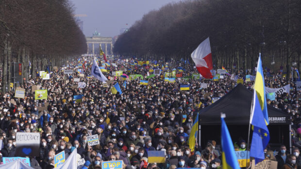 Uffe Gardel følger udviklingen i Ukraine: Dag 4: Et nyt og samlet Vesten isolerer Rusland