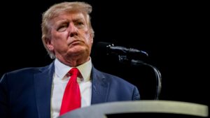 Premiere på RÆSONs nye ugentlige USA-briefing: I høringerne får Trump høvl fra inderkredsen – men i primærvalgene står hans støtter stærkt