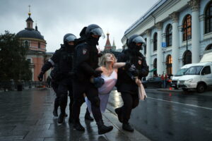 Ukraine morgenbrief 26. september: Billeder af protester, flugtforsøg og rørstrømske afskeder strømmer ud i kølvandet på Putins mobilisering