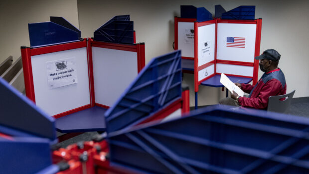Postkort fra Amerika #3: Kampen om midtvejsvalgets emner er i gang. Men hvem lytter vælgerne til?