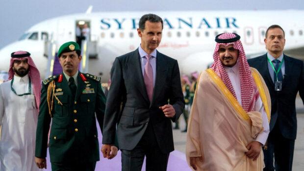 Helle Malmvig i RÆSONs nye trykte nummer: Hvorfor lukkede de arabiske ledere Assad tilbage i klubben?