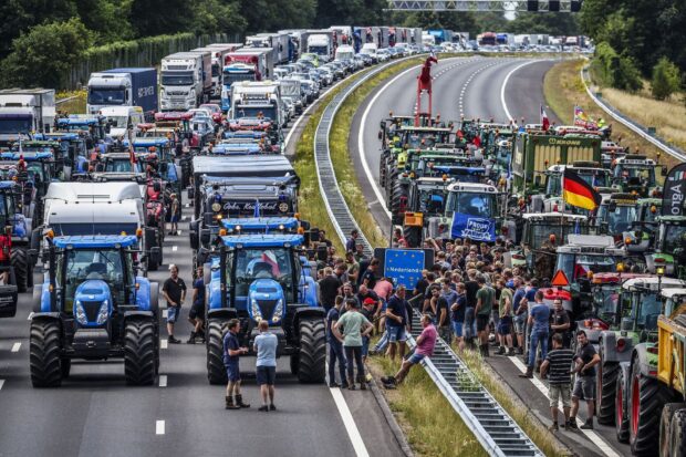 Brasso Sørensen og Molding Nielsen: Europas landbrug og industri protesterer over klimapolitikken. Nu ser det ud til, at budskabet har nået Bruxelles