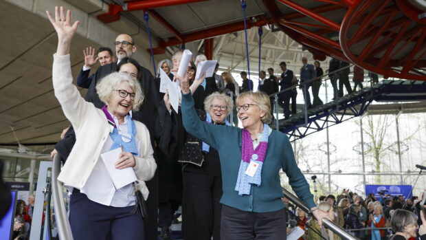 Peter Bjerregaard i RÆSONs nye trykte nummer: Sejren til en gruppe ældre schweiziske kvinder ved Menneskerettighedsdomstolen bør vække til eftertanke på Christiansborg