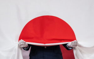 Asger Røjle i RÆSONs nye trykte nummer: Japans elite prøver stadig at holde fast i den verden, de kendte. Det er på lånt tid