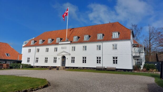 RÆSON på Rødding Højskole: Folket & Magten (21-23/9) og premiere på Nytårskuren (18-19/1)