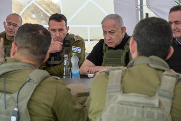 Hans Henrik Fafner i RÆSONs nye trykte nummer: Trods arrestordren er Netanyahu tættere på sine mål