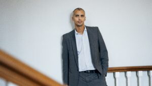 Mattias Tesfaye i RÆSONs nye trykte nummer: Jeg tror, at det snobbede uddannelsessyn har bedre fat i forældrene, end det har i de unge