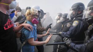 Thea Skjærbæk om Los Angeles: Har Trump fundet vejen til at antænde det amerikanske demokrati indefra?