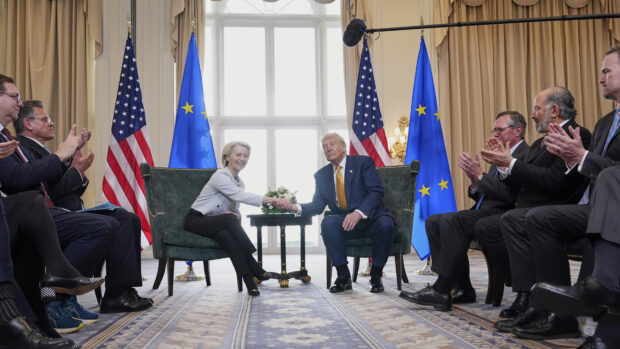 Philipp Schröder i RÆSONs nye trykte nummer: Håndslaget mellem Trump og von der Leyen er værst for USA