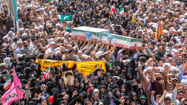 Rasmus Chr. Elling i RÆSONs nye trykte nummer: Iran, Israel og kampen for det almindelige liv