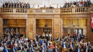 Theresa Scavenius i RÆSONs nye trykte nummer: Med lov efter lov udhules også lokaldemokratiet. Hvordan kan partierne være med til det?