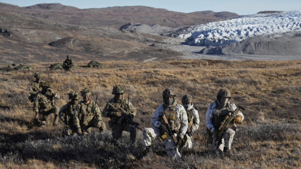 Christine Nissen i RÆSONs nye trykte nummer: Med dronerne flyttede frontlinjen ind over Europa. Svaret mangler vi stadig