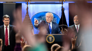 Niels Bjerre-Poulsen om Højesterets dom: Det er et kæmpestort, men forudsigeligt, nederlag, der gradvist kan svække Trumps greb om magten