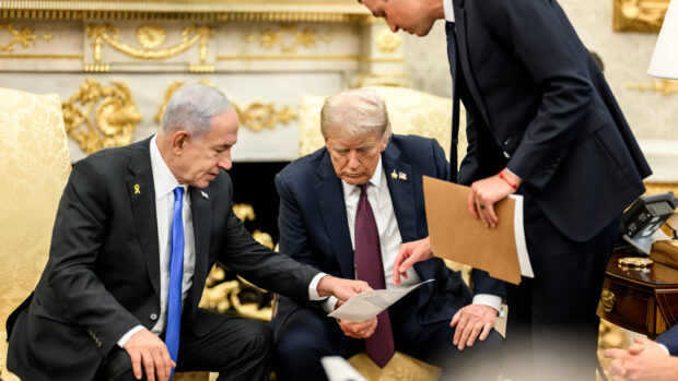 Peter Seeberg i RÆSON SØNDAG: Netanyahu ved, at Trump er hans eneste chance for at vælte præstestyret. Vil det lykkes?
