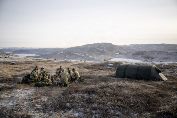 Marc Jacobsen og Jon Rahbek-Clemmensen i RÆSONs nye trykte nummer: Sådan vandt Danmark og Grønland første halvleg over USA. Hvad sker der nu?