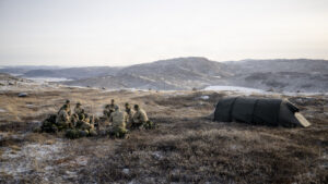 Marc Jacobsen og Jon Rahbek-Clemmensen i RÆSONs nye trykte nummer: Sådan vandt Danmark og Grønland første halvleg over USA. Hvad sker der nu?