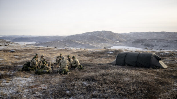 Marc Jacobsen og Jon Rahbek-Clemmensen i RÆSONs nye trykte nummer: Sådan vandt Danmark og Grønland første halvleg over USA. Hvad sker der nu?
