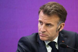 Kirsten Biering i RÆSONs nye trykte nummer: Silhuet af en atomparaply