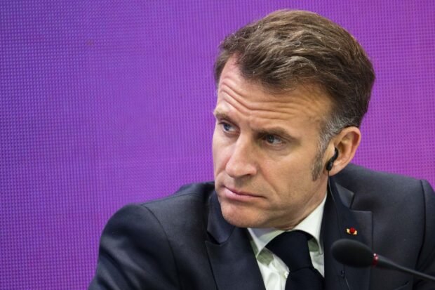 Kirsten Biering i RÆSONs nye trykte nummer: Silhuet af en atomparaply