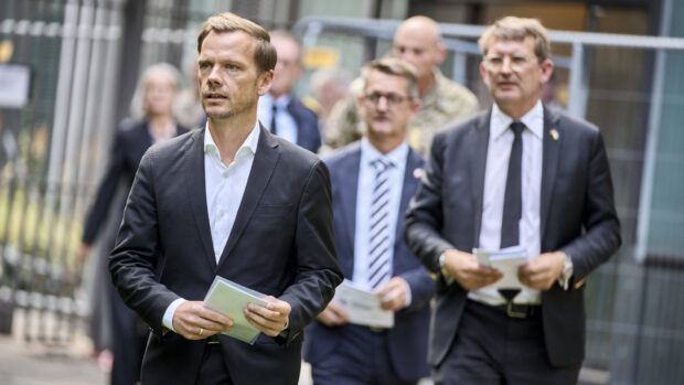 Jesper Olsen: Vi siger, vi har tillid til myndighederne – men styrer dem, som om vi ikke har