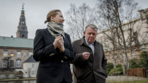 Peter Lautrup-Larsen i RÆSON SØNDAG: Mette Frederiksens nye S-SF-R-M-regering er en realitet, men den bygger på sandbund. Derfor arbejder tiden for Løkke