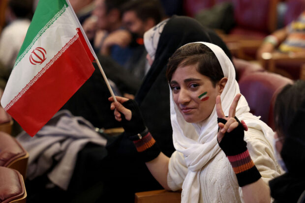 Nima Zamani: Min familie flygtede fra det brutale regime. Alligevel har jeg en uimodståelig lyst til at holde med Iran under VM