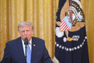 Niels Bjerre-Poulsen: Trump vil ikke lytte til vælgerne. Så måske er hans eneste løsning at forsøge at påvirke det kommende valgresultat på anden vis