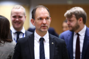 Ota Tiefenböck: Forsvarsministeren mener, at Ukraine-klumme bør trækkes tilbage. Men han mangler at svare på et afgørende spørgsmål